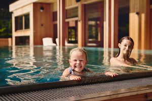 Kinder beim Schwimmen in der Pool-Landschaft des Gut Stiluppe