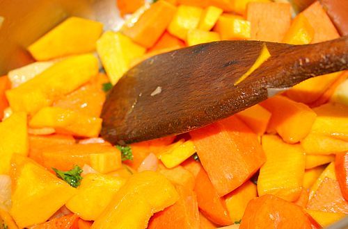 Simmer the pumpkin in vegetable broth for five minutes only – then comes a warm water bath.